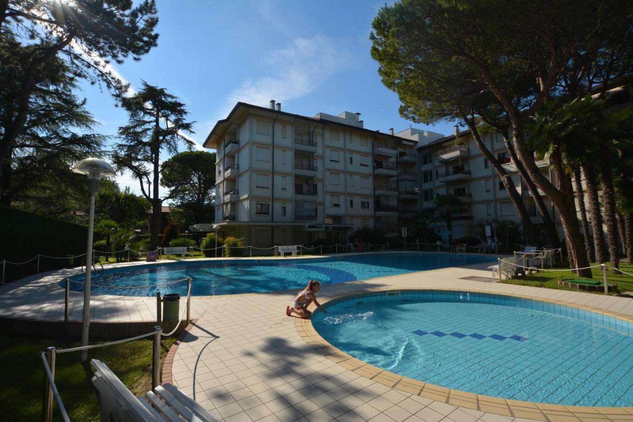 Апартаменты Lignano With Pool Линьяно-Саббьядоро Экстерьер фото