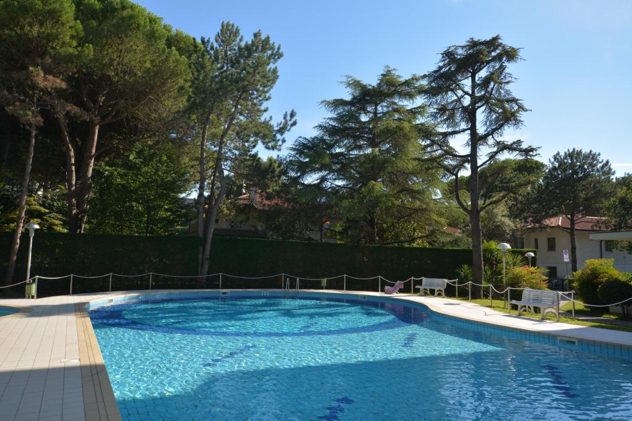 Апартаменты Lignano With Pool Линьяно-Саббьядоро Экстерьер фото