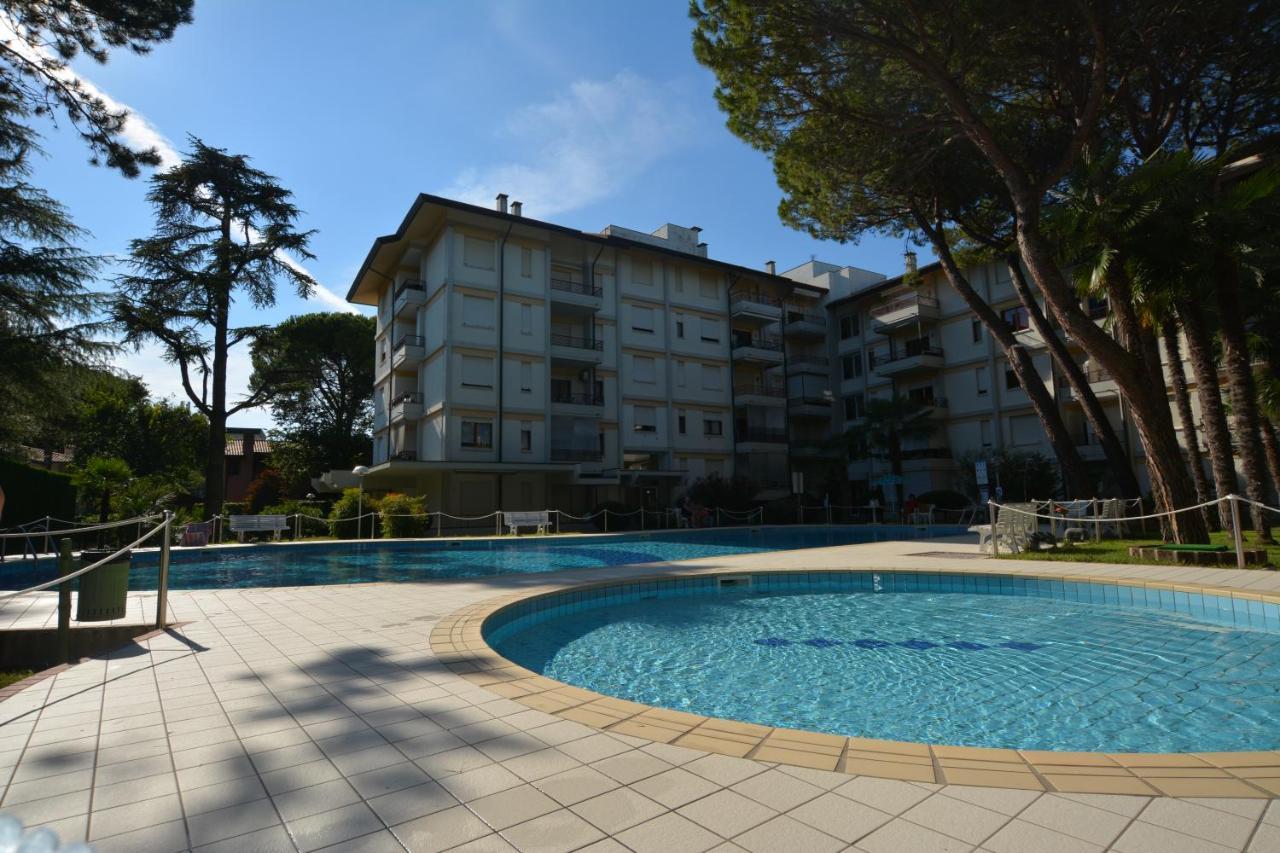 Апартаменты Lignano With Pool Линьяно-Саббьядоро Экстерьер фото