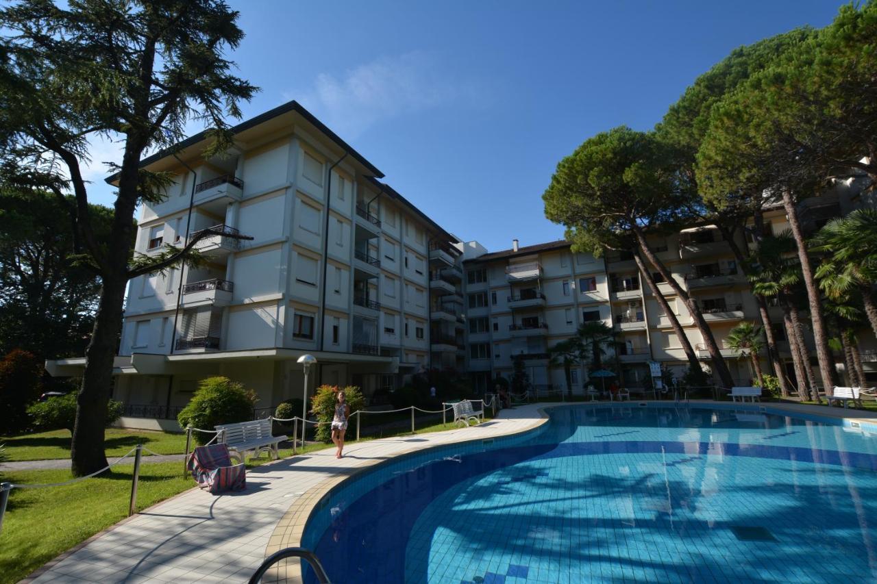 Апартаменты Lignano With Pool Линьяно-Саббьядоро Экстерьер фото