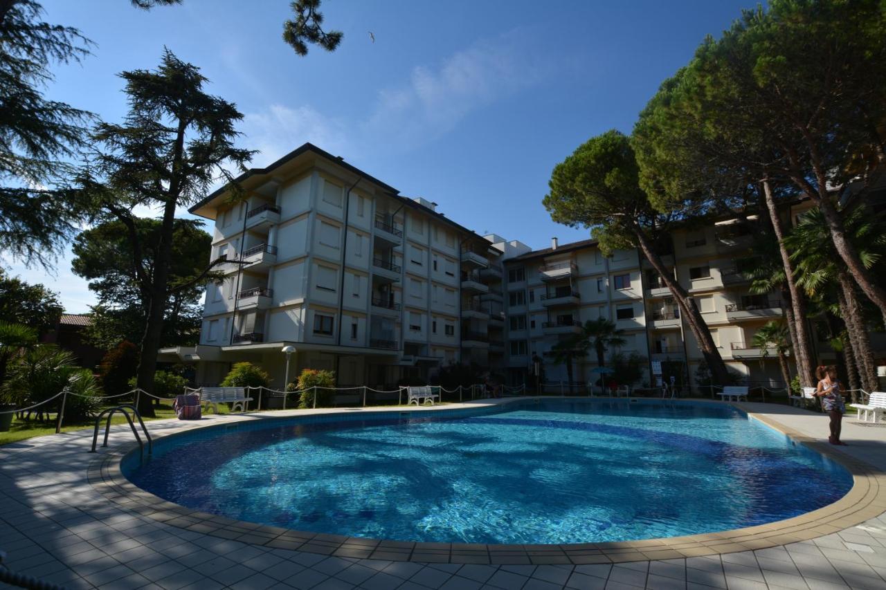 Апартаменты Lignano With Pool Линьяно-Саббьядоро Экстерьер фото